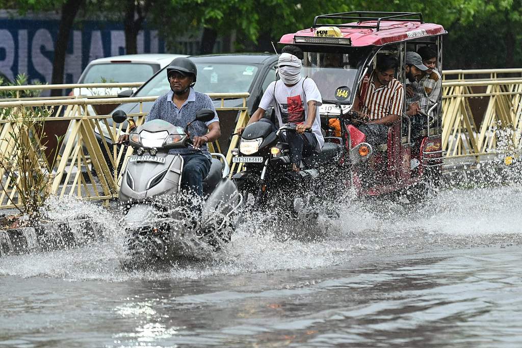 热浪、暴雨、山洪接踵而至：印度首都新德里遭受极端天气袭击