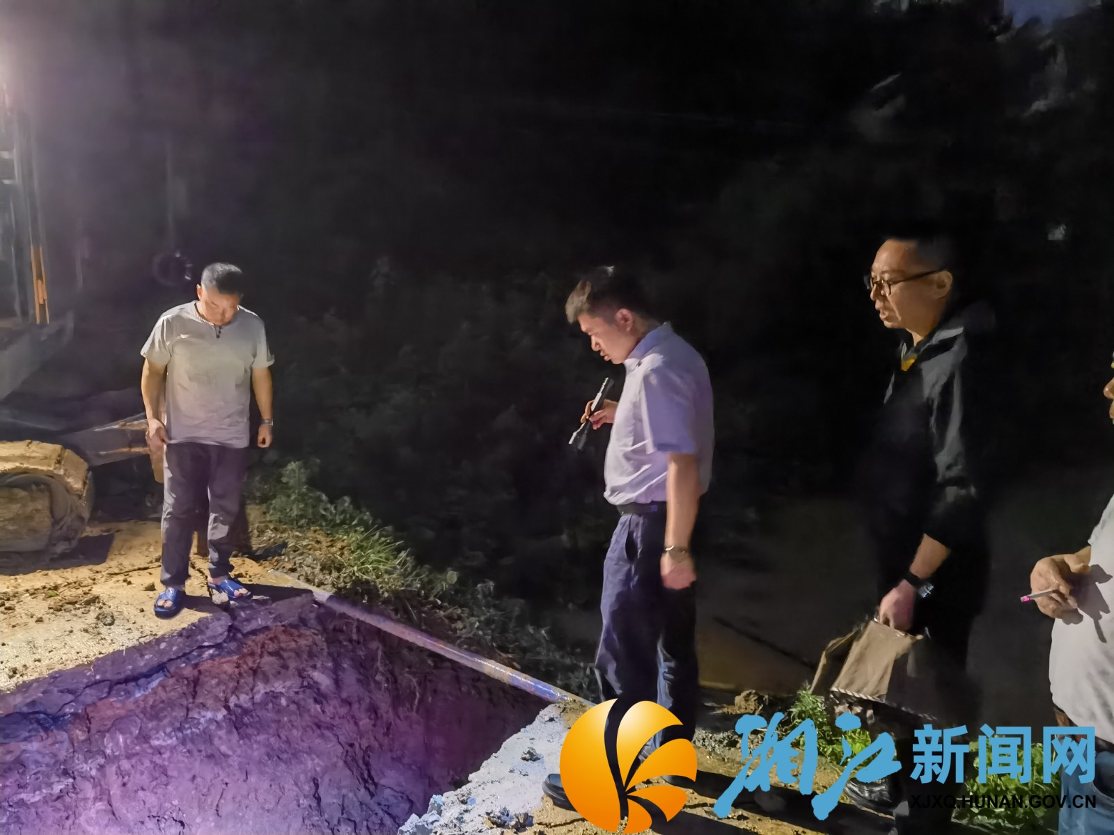 三益村八组中塘连夜开挖泄水渠街道裕坤书记亲临现场指导施工.jpg