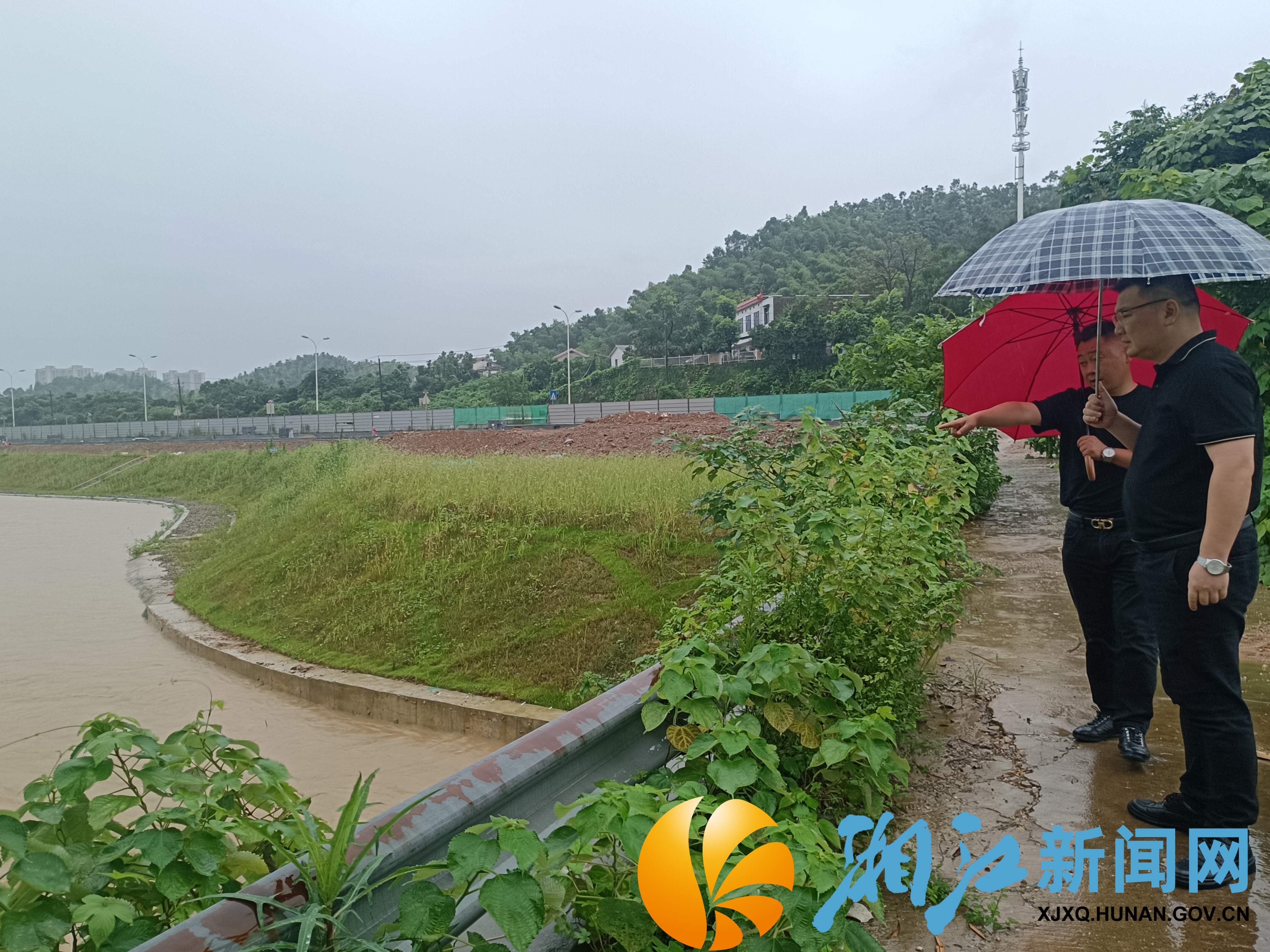 杨波书记带队到辖区居民小区、河道进行巡查，现场调度处理地库积水问题，全面排查积水隐患.jpg