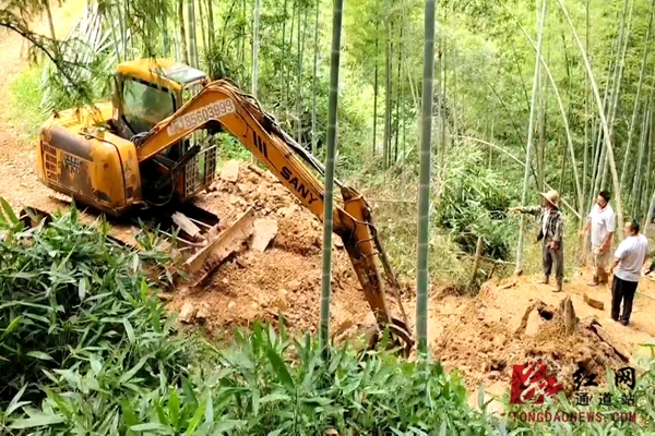 万佛山镇及时处置一处山体裂缝隐患 (1).jpg