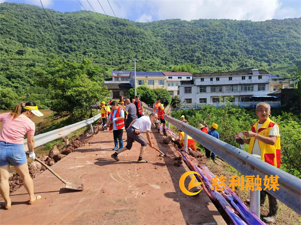 申中村义工站对分水岭水库道路进行清理_副本.jpg