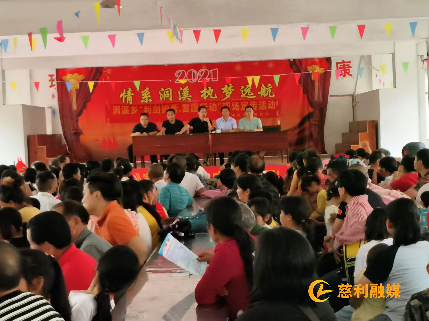 50c74eba876f1425acbb232181ef2e8.jpg