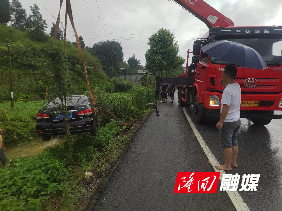 小车坠落水沟被困 隆回交通部门紧急施救(图1)