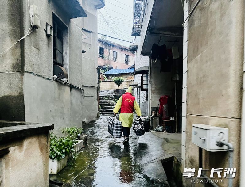 志愿者穿梭霞凝港老街，為涉險居民搬運家具物品。