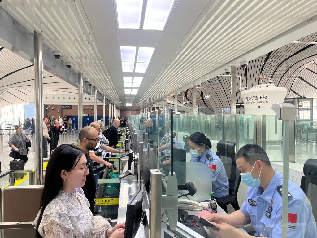 新华鲜报丨上半年入境外国人1463.5万人次 好city的中国!