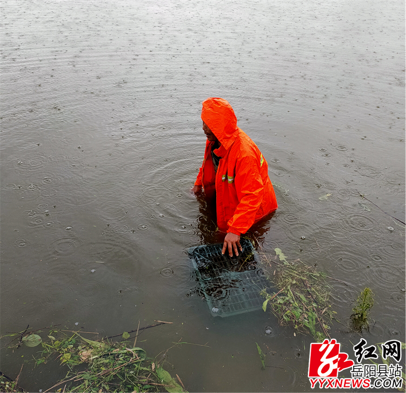 黄沙街镇复兴村党员何文武跳入洪水撬开排洪闸门.png