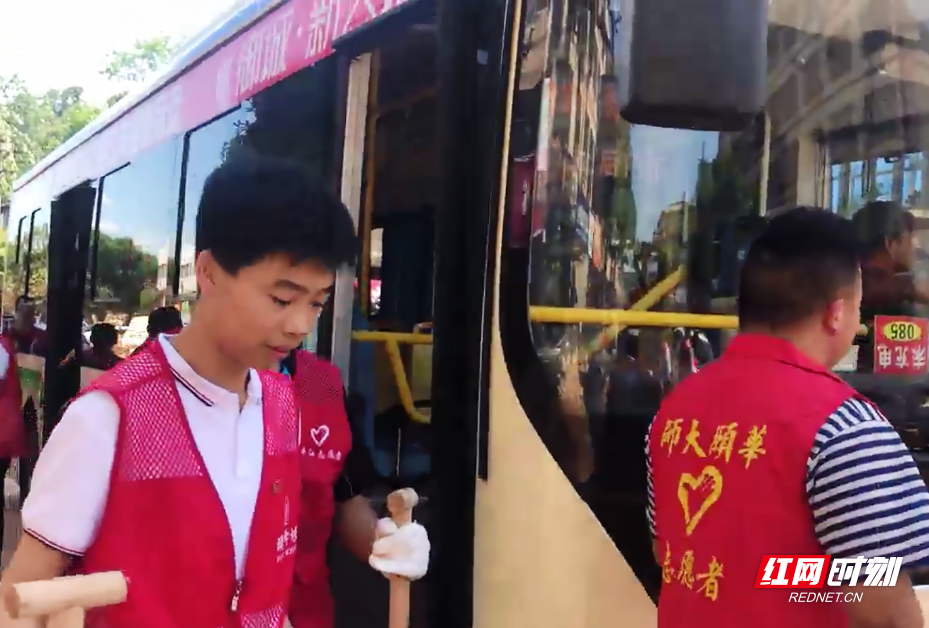 志愿者们乘坐爱心公交抵达受灾社区.png