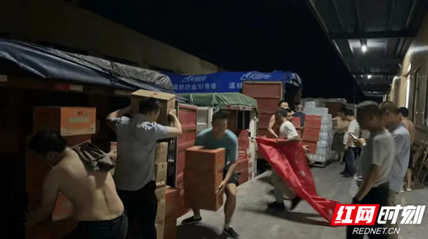 从天亮到天黑，救灾物资被送到多个受灾严重的乡镇。.jpg