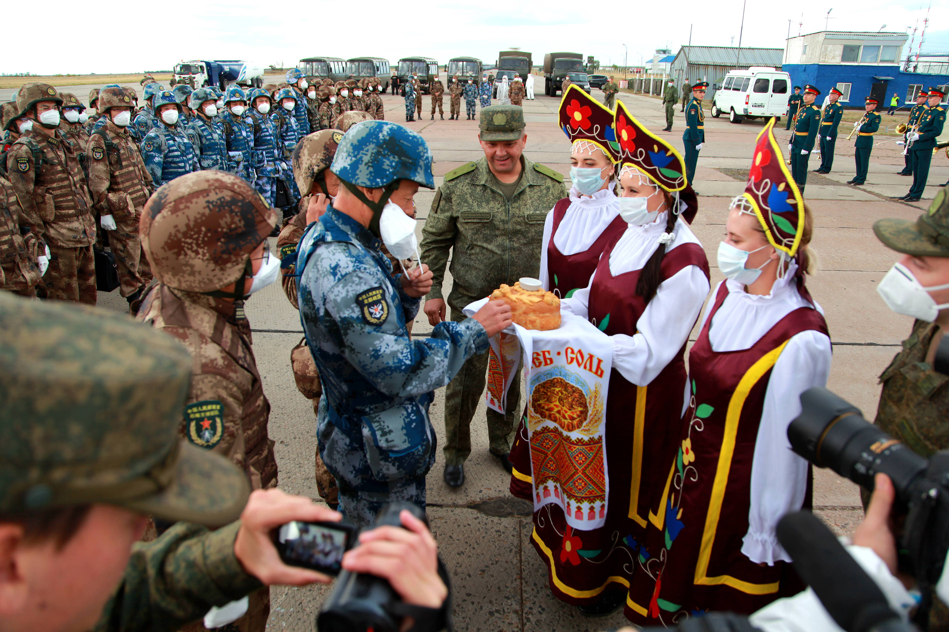 当地时间2021年9月10日,跨境参加“和平使命-2021”上海合作组织成员国联合反恐军演的中方部队导演部抵达俄罗斯奥伦堡“东古兹”靶场演习地域。图为俄方人员为中方人员举行欢迎仪式。