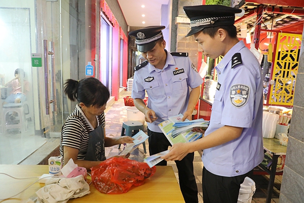 民警向群众发放宣传资料。_副本.jpg