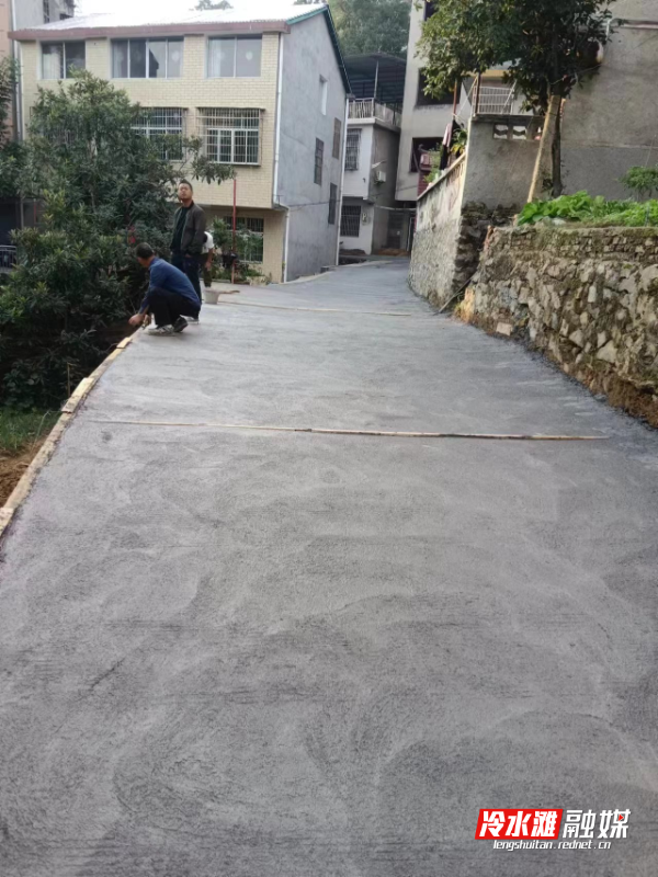 图为仁湾街道曹子岭进村主干道路硬化施工.png