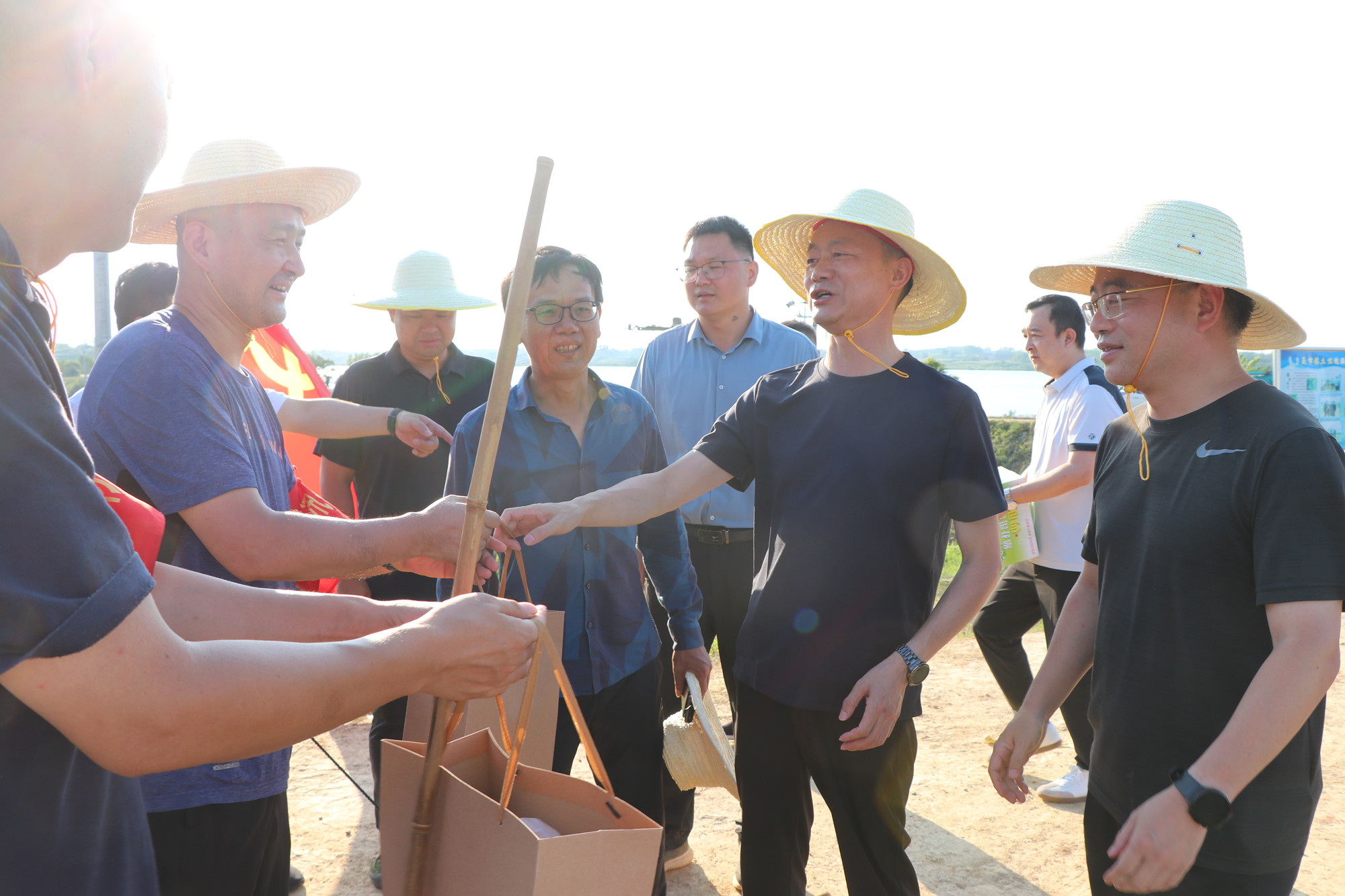 7.7书记市长慰问防汛工作人员微信图片_20240708082019_副本.jpg