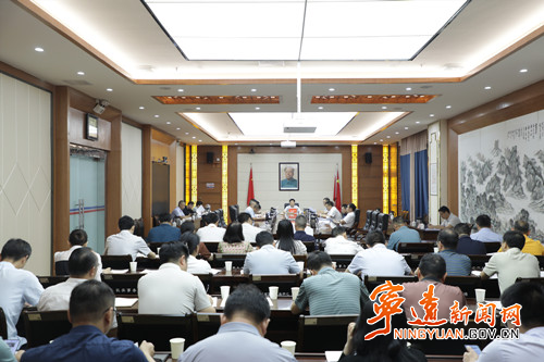 2024年第17次县委常委会会议召开 胡勇刚主持_副本500.jpg