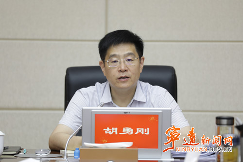 2024年第17次县委常委会会议召开 胡勇刚主持2_副本500.jpg