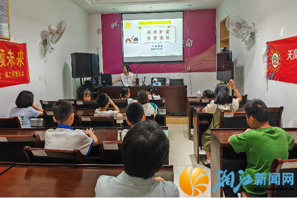 老师讲解相关知识.png