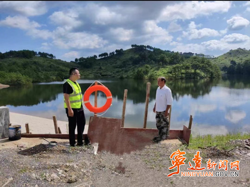 宁远：委员暑假来助力 织牢防溺水“安全网”_副本500.jpg