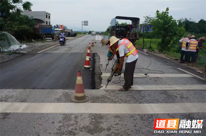 道县公路建设养护中心：高温下的坚守2_副本.png