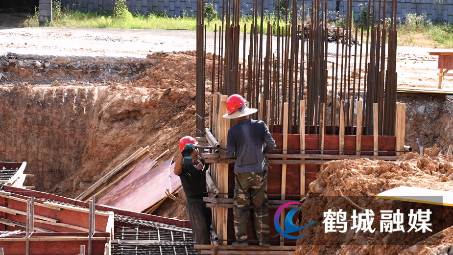 欢乐世界项目：施工人员战高温斗酷暑  项目建设“火热”推进.mp4_20240718_162408.736.jpg