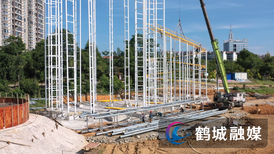 欢乐世界项目：施工人员战高温斗酷暑  项目建设“火热”推进.mp4_20240718_162432.080.jpg