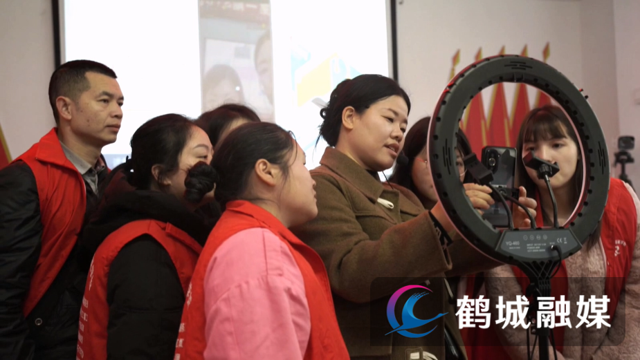 毛克文 人社城镇就业同比增长3.2%.mp4_20240718_164952.465.jpg