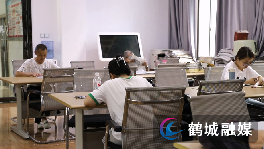 鹤城区：充电＋避暑 图书馆内书香浓.mp4_20240718_161307.136.jpg