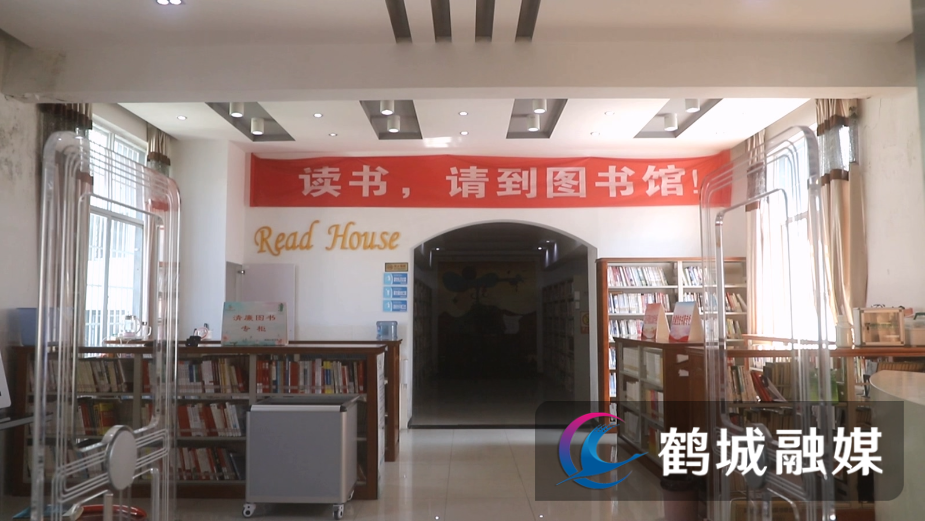 鹤城区：充电＋避暑 图书馆内书香浓.mp4_20240718_161310.704.jpg