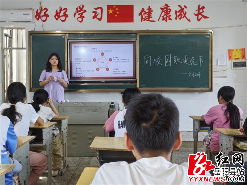 志愿者与学生进行折纸小游戏.png