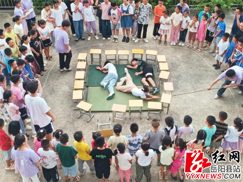 志愿者与学生共同开展防溺水演练.png