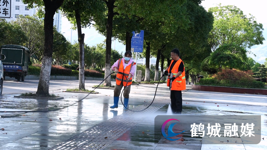 环卫工人顶酷暑  坚守一线(半成品).mp4_20240719_162436.819.jpg