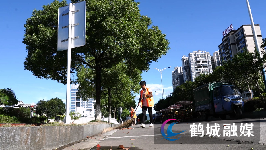 环卫工人顶酷暑  坚守一线(半成品).mp4_20240719_162517.538.jpg