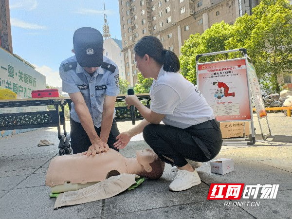 图七讲师现场教一线工作者实操演练心肺复苏等急救技能_副本.jpg