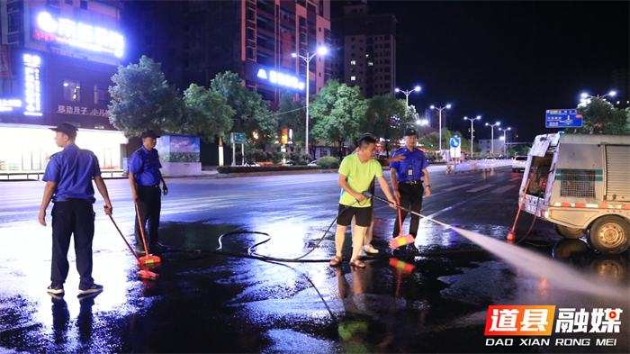 0720深夜一油罐车泄，漏多人骑行滑倒摔伤，城管紧急清理至凌晨02_副本.png