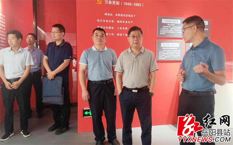 督查组参观县融媒体中心党建长廊.jpg