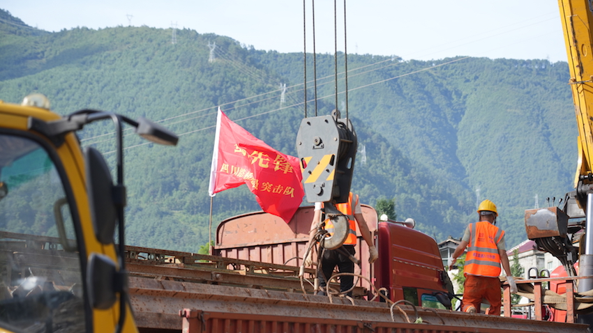 四川汉源山洪灾害 | 抢通两座桥 打通生命道