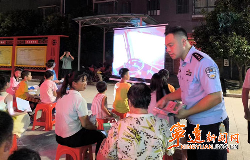 宁远：普法宣传进村  筑牢“主防”根基_副本500.jpg
