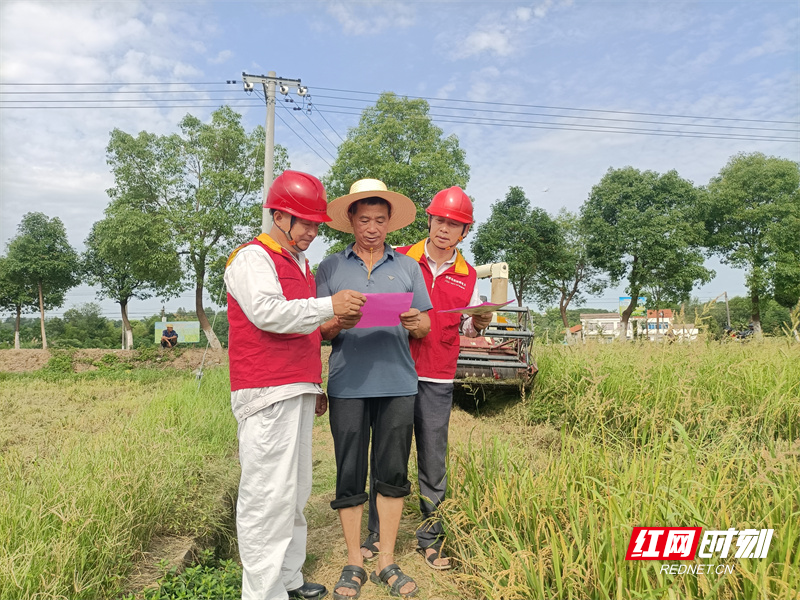 7月22日，国网澧县供电公司工作人员走进澧县盐井镇岩桥村开展安全宣传活动，确保迎峰度夏期间供电安全稳定。（张福清）.jpg