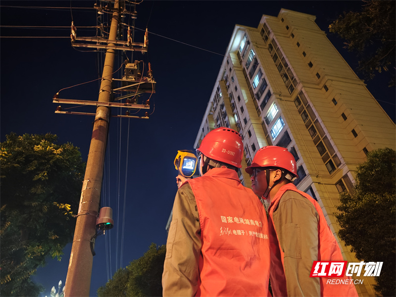 7月24日，国网湖南电力（电骡子）共产党员服务队队员在10千伏临永线、芭城Ⅱ线开展夜间红外测温。（陈筠钰）.jpg