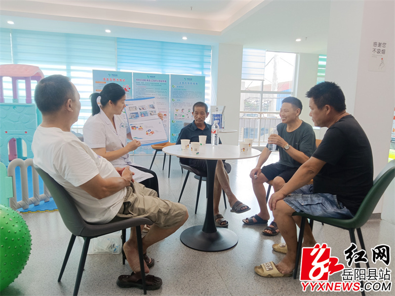 血浆站工作人员向群众科普有关知识.jpg