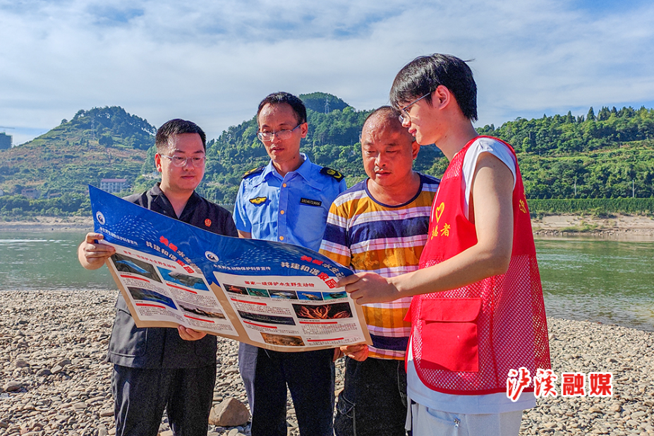 5.图为法院干警联合相关职能部门开展现场普法.jpg 5.图为法院干警联合相关职能部门开展现场普法.jpg