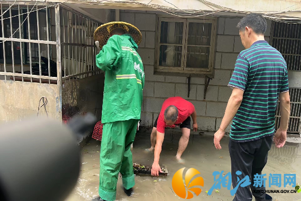 上午10点，四区邻长蒋顺华在走访排查时，发现独居老人陈嗲嗲门前有积水，立马为其清理。_副本.png
