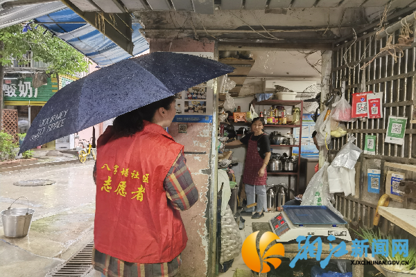 上午9点，片长吴丽霞上户科教杂屋门店，叮嘱其注意积水情况_副本.png