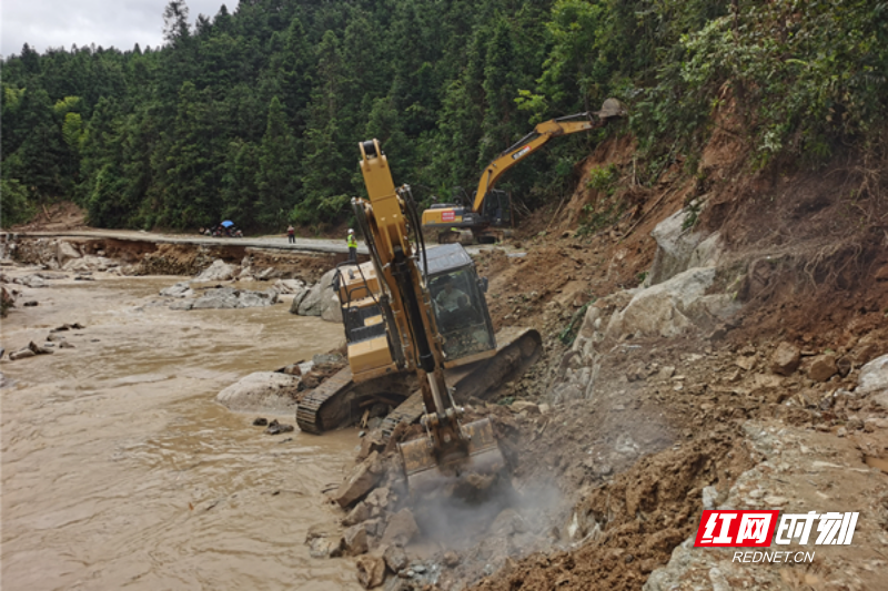 挖掘机对沿线河道进行加固_副本.jpg