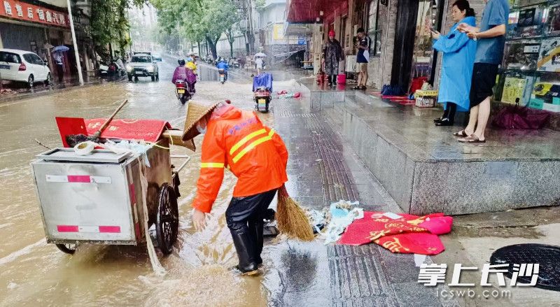 處理路面積水。長(zhǎng)沙晚報(bào)通訊員 向薇 供圖