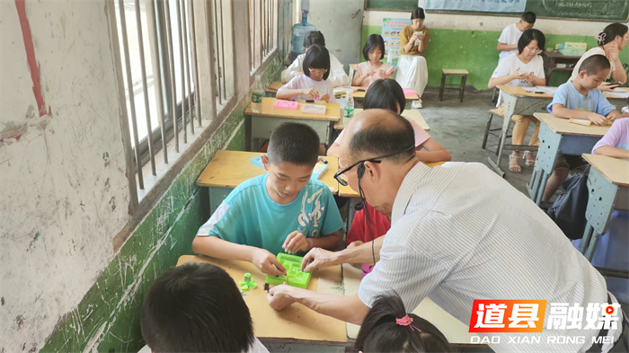 道县：点亮瑶乡留守儿童科学梦想2_副本.png
