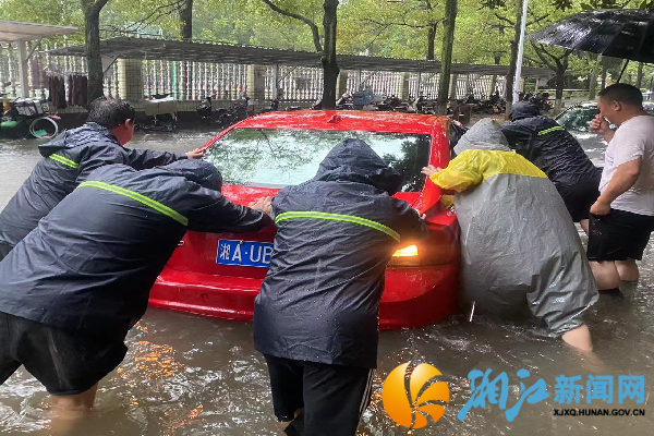 上午8点，科教小学旁，网格长及志愿者们第一时间联系小车业主，协助对车辆进行清离。_副本.png