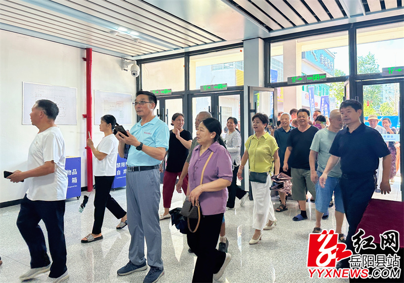 市民进入站内参观.jpg