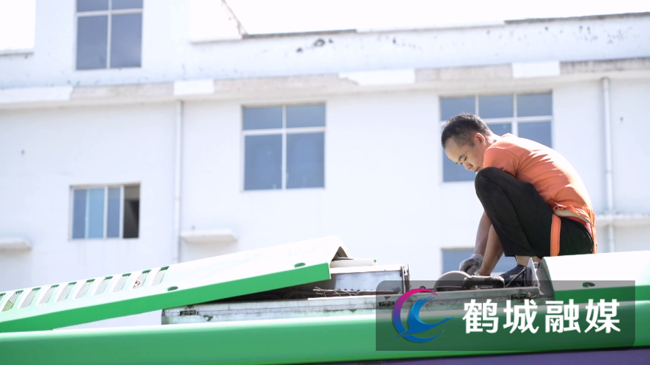 公交车“大夫”张健：汗水湿透衣背为人民（半成品）.mp4_20240801_164301.919.jpg