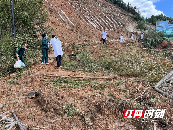 前往八面山支援的医疗队员乘坐直升机后徒步赶往集合地点.png