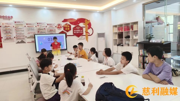 七彩假期老师讲课.jpg