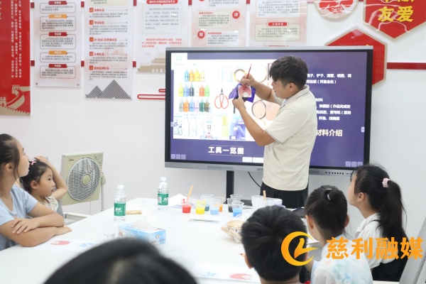 非遗老师讲课.jpg